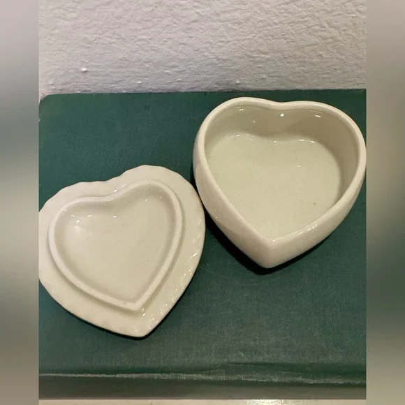 Vintage Fred Roberts Co. Heart Shape Trinket Dish w/ Pink & Purple Flowers - Picture 4 of 10